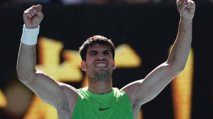 阿尔卡拉斯，在球场上: “比我想象的更困难，球像炸弹一样砸向我。” 图片: Getty