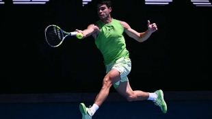 一名無法忍住笑聲的阿爾卡拉斯對球迷的尖叫反應很有趣。照片：Getty