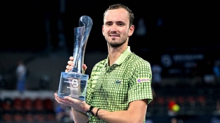 Daniil Medvedev lifts the title won in Brisbane. Source: Getty