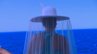 Naomi Osaka surprises with a mysterious and striking entrance on the Australian Open's court. Photo: Getty