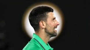 Djokovic tira de su aura de leyenda para seguir soñando en Australia