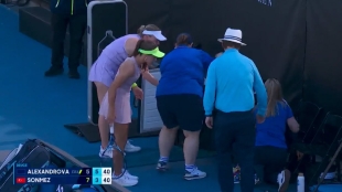 澳大利亚公开赛惊魂！一名球童在比赛中倒下。图片：Getty