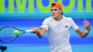 zhangzs China's Zhang Zhizhen advances to Hangzhou Tennis Open quarterfinals