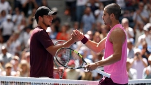 Darderi: "Siempre que puedo intento entrenar con Alcaraz y Sinner"