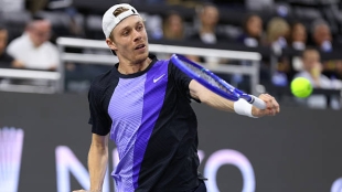 Shapovalov confesses who is the cause of his one-handed backhand. Photo: Gettyimages