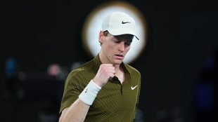 Sinner离开网拍一天，变身为... 火车检票员！照片：Gettyimages