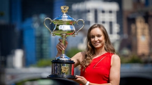 Elena Rybakina poses as champion of the Australian Open 2026. Photo: gettyimages