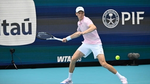 辛纳及时躲过米歇尔森的困境。照片：Gettyimages