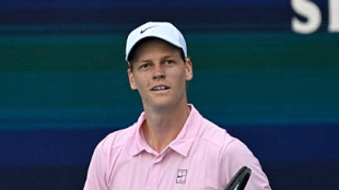 新闻标题：辛纳尔谈论意大利的成功和由此带来的压力