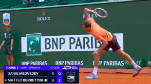 Medvedev saca al demonio tras perder ocho juegos seguidos contra Berrettini. Fuente: Tennis TV