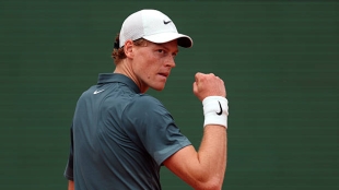 辛纳尔在马德里首秀前肩膀感到不适