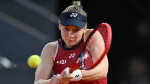 Polémica con el ojo de halcón electrónico en Madrid: Rybakina muestra una bola mala... que fue dada como buena