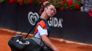 Rublev raja de las pistas de Roma: “Siempre han sido malas, ya no sorprende”