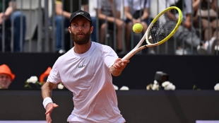 Moutet si è fatto male ai pantaloni dopo aver perso un punto con Davidovich. #LaPistaDelTenis