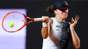 Severo correctivo de Swiatek a Osaka en Roma