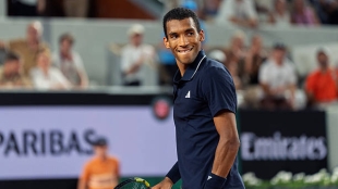 Unprecedented: The match at Roland Garros stops to celebrate PSG's Champions League.