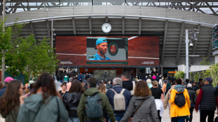 Los Grand Slams son los mejores torneos del mundo porque siempre intenta mejorar con el paso de los años, incluso un pequeño cambio puede suponer un gran cambio o una manera de diferenciarse con el resto de los torneos. Este año, el público de Roland Garros está especialmente contento porque en las pantallas han añadido una nueva tecnología que indica el aforo en directo de cada pista. Es decir, que estando en una pista viendo tenis, puedes enterarte de si el resto están más o menos llenas. Fuente: Getty