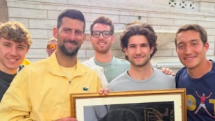 Un grupo de aficionados sorprende a Djokovic en Roma con un regalo que no olvidará