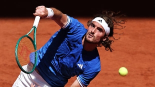Tsitsipas takes advantage of Muller's retirement at Roland Garros.