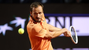 Ecco stata la tattica perfetta che Medvedev stava applicando a Sinner a Roma. Foto: Getty