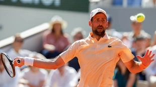 Djokovic se repone con solvencia de un susto ante Royer