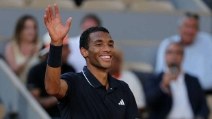 Aliassime arrasa a Tabilo y se postula como favorito para llegar a la final en Roland Garros