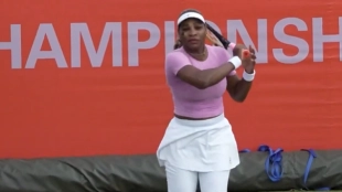 Serena Williams ya está en Queen's y realiza su primer entreno con Mboko
