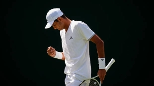  Jódar no entiende de molestias ni de rodaje para arrasar en su debut en Wimbledon