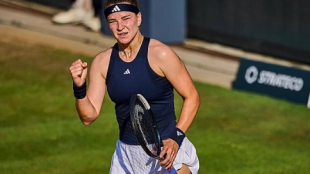 Muchova conquista Bad Homburg tras la retirada de Osaka