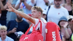 Landaluce recibe un durísimo correctivo en su debut en Wimbledon