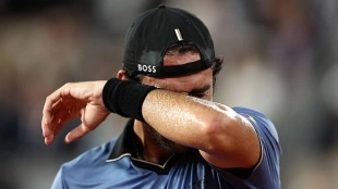 Las lesiones vuelven a hundir a Berrettini y Arnaldi pasa a semis de Roland Garros