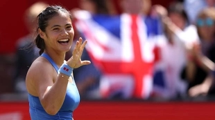 Raducanu recupera la sonrisa en Queen's