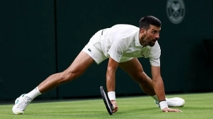 Djokovic hace un ejercicio de equilibrismo para evitar el abismo en Wimbledon