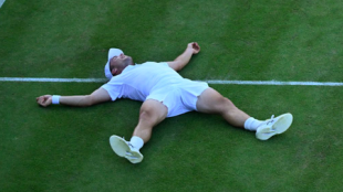 Arthur Fery firma una rimonta epica e mantiene viva la illusione britannica a Wimbledon.