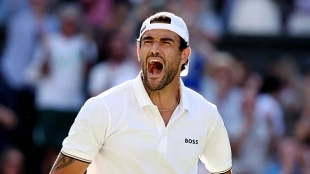 Berrettini vuela sobre la hierba de Wimbledon para someter a Fils