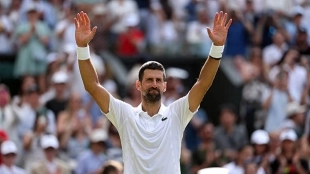 Un serio Djokovic sale vivo de la trampa de Safiullin y ya está en cuartos de Wimbledon