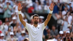 Un serio Djokovic esce vivo dalla trappola di Safiullin ed è già nei quarti di Wimbledon. Foto: Gettyimages.