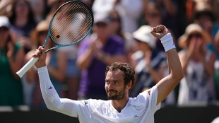 Safiullin breaks down in tears remembering his injury after advancing to Wimbledon's round of 16. Source: Getty Images.