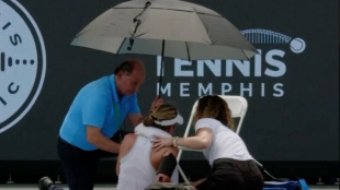 La dantesca situación vivida en el WTA Memphis: Alexandrova sufre un golpe de calor y su rival rompe a llorar