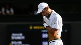 Novak Djokovic, desolado tras caer con Sinner en Wimbledon. Foto: gettyimages