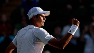 Jódar encuentra la luz para remontar a Carreño en Wimbledon