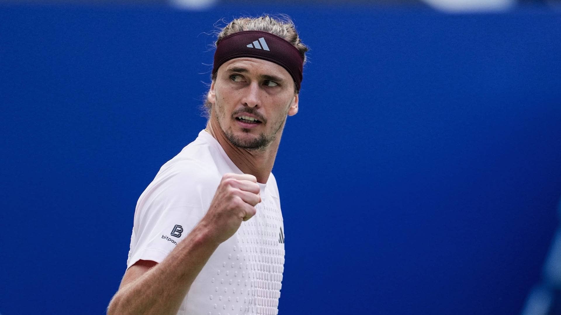 Zverev reconoce problemas con su saque tras avanzar a semifinales en Shanghái