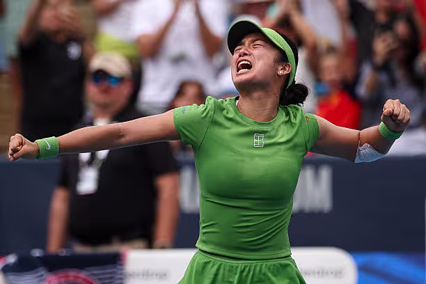 Alexandra Eala, exultante tras gana en Washington. Foto: gettyimages