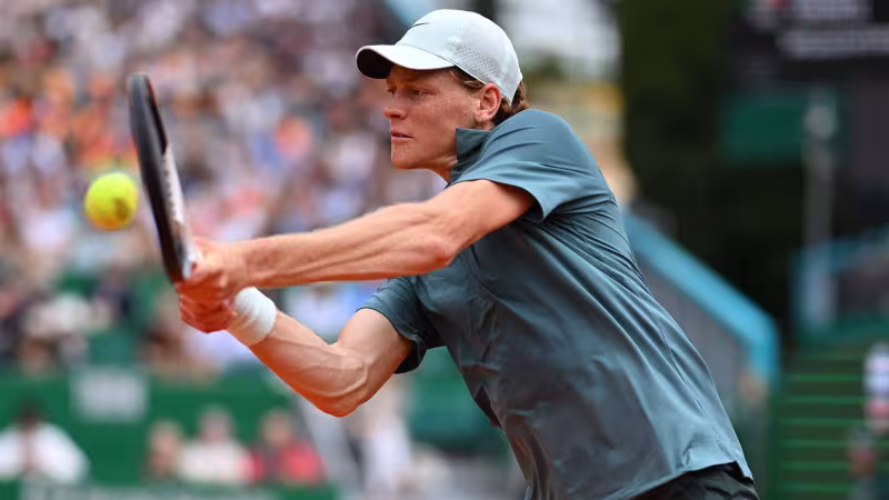 Jannik Sinner pone su rodilla a prueba en Montecarlo. Foto: gettyimages