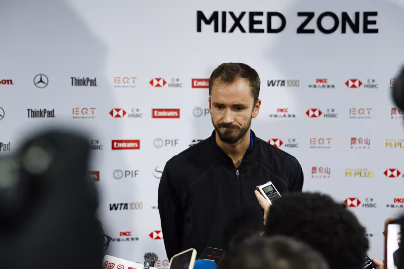 Le beau geste de Medvedev envers le spectateur qu'il a frappé à Pékin. Source : Getty