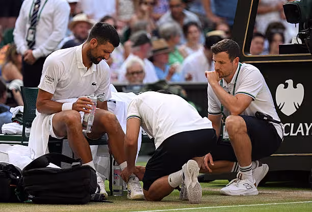 Djokovic sobrevive a Auger-Aliassime a la épica y se cita con Sinner en semifinales de Wimbledon