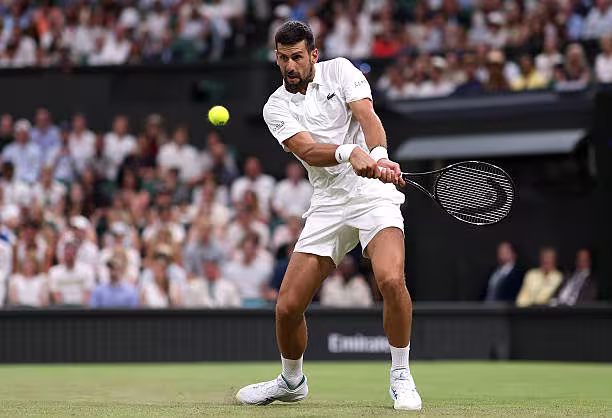 Djokovic ya carbura y domina a un inofensivo Tsitsipas