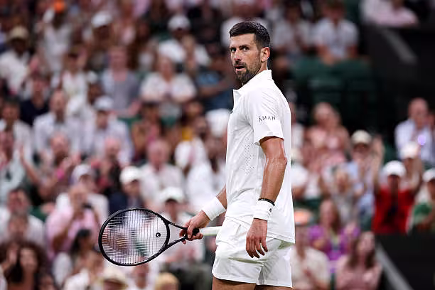 Djokovic hace un ejercicio de equilibrismo para evitar el abismo en Wimbledon