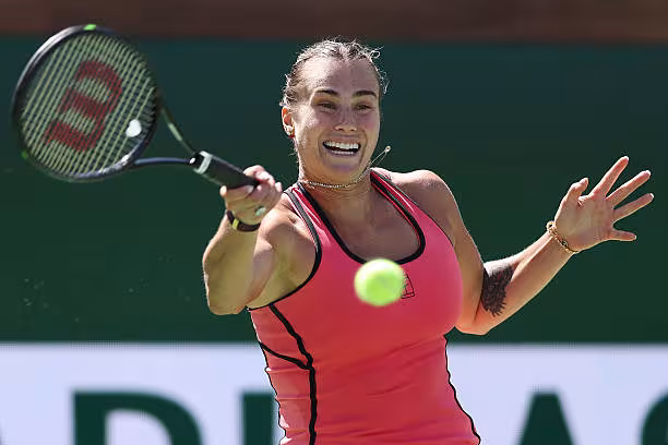 Sabalenka conquista el desierto con una oda al tenis frente a Rybakina