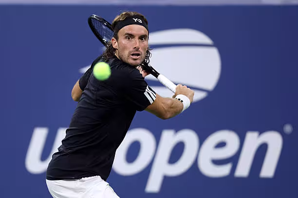 Tsitsipas toca fondo perdiendo algo más que un partido